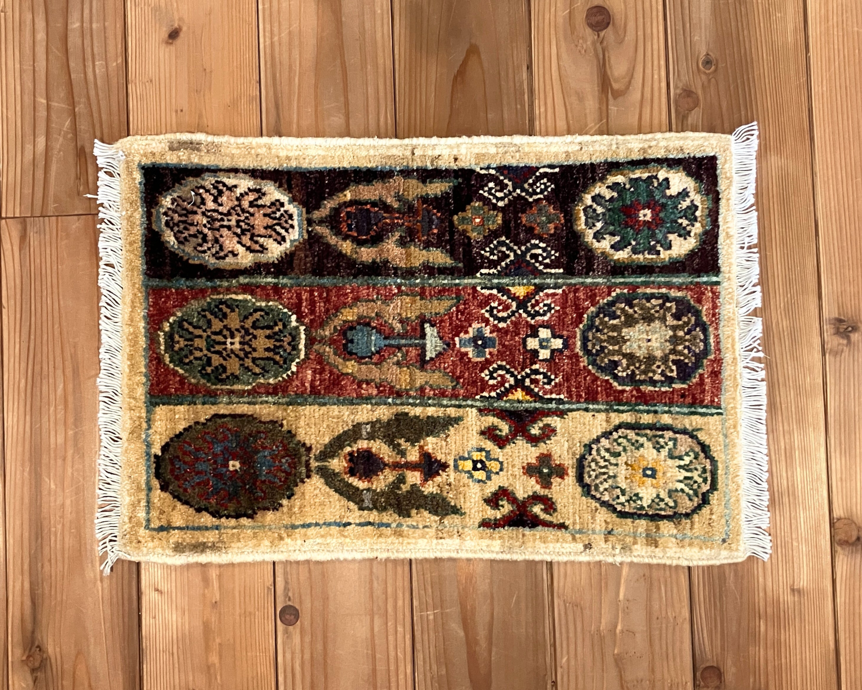 トルクメン　ラグ 手織り 連なるギュル文様 トライバルラグ208×134cm トルクメン族の絨毯 ラグ・カーペット